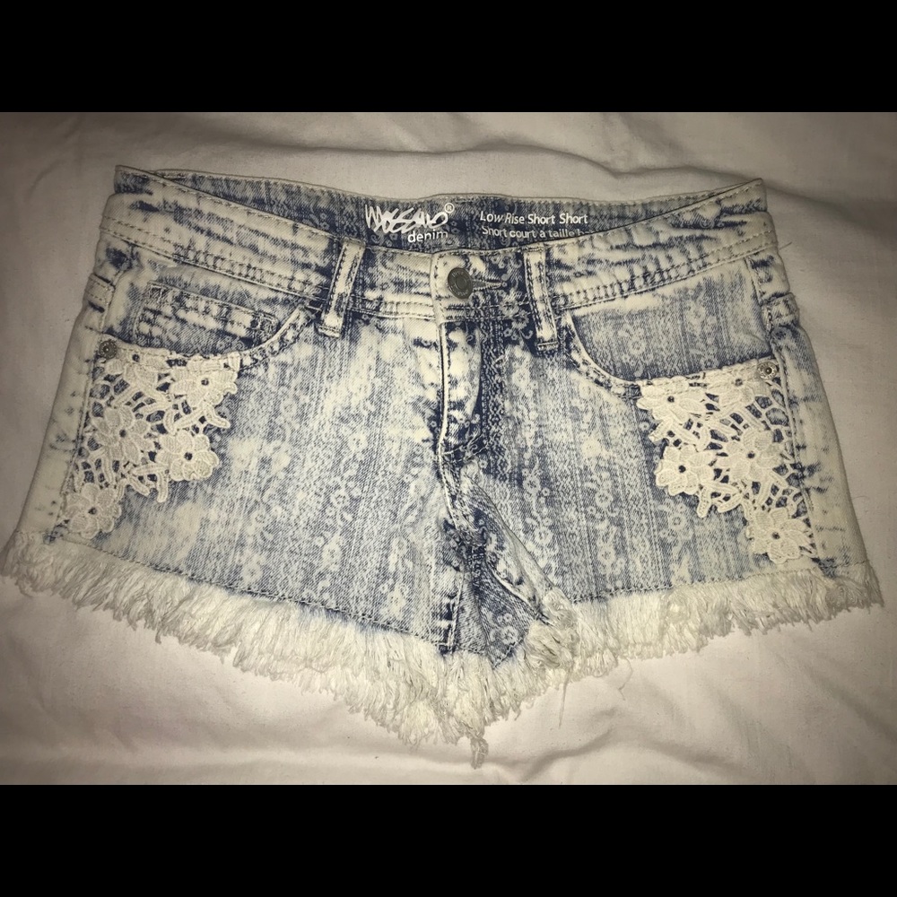 Mossimo Low Rise Detailed Shorts. - Picture 2 of 3